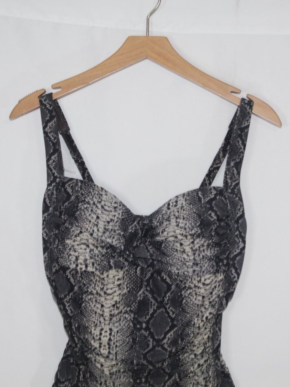 Bond-eye one piece ruched slimming snakeskin adjustable swimsuit size 8 - Picture 4 of 11